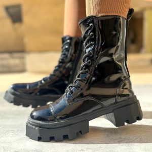 نیم بوت بندی ورنی زنانه بغل زیپ لژدار شیک با طراحی کلاسیک مناسب استفاده روزمره و استایل رسمی. رنگ مشکی، راحت، سبک و سایز ۳۷ تا ۴۰ کفش نیمبوت