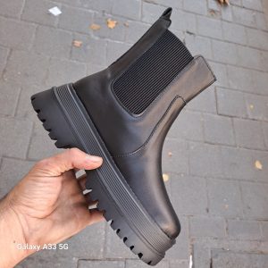 نیم بوت چلسی زنانه دخترانه بغل کشی لژدار دار بدون بند و زیپ شیک با طراحی کلاسیک مناسب استفاده روزمره و استایل رسمی. رنگ مشکی راحت، سبک و سایز ۳۷ تا ۴۰ کفش نیمبوت