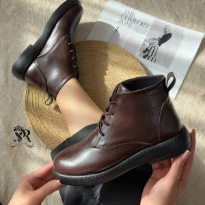 نیم بوت چرمی طبی زنانه دخترانه پاشنه کوتاه بدون پاشنه شیک با طراحی کلاسیک مناسب استفاده روزمره و استایل رسمی. رنگ قهوه‌ای مشکی راحت، سبک و سایز ۳۷ تا ۴۰ کفش نیمبوت