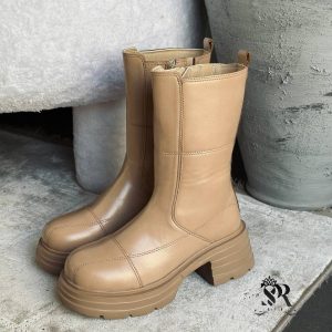 نیم بوت چرمی طبی لژدار پاشنه بلند پاشنه دار زنانه دخترانه شیک با طراحی کلاسیک مناسب استفاده روزمره و استایل رسمی. رنگ عسلی کرم نسکافه ای مشکی راحت، سبک و سایز ۳۷ تا ۴۰ کفش نیمبوت