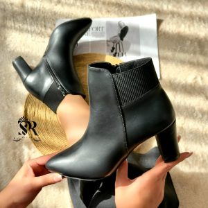نیم بوت چرمی کشی مجلسی پاشنه بلند پاشنه دار زنانه دخترانه شیک با طراحی کلاسیک مناسب استفاده روزمره و استایل رسمی. رنگ مشکی راحت، سبک و سایز ۳۷ تا ۴۰ کفش نیمبوت