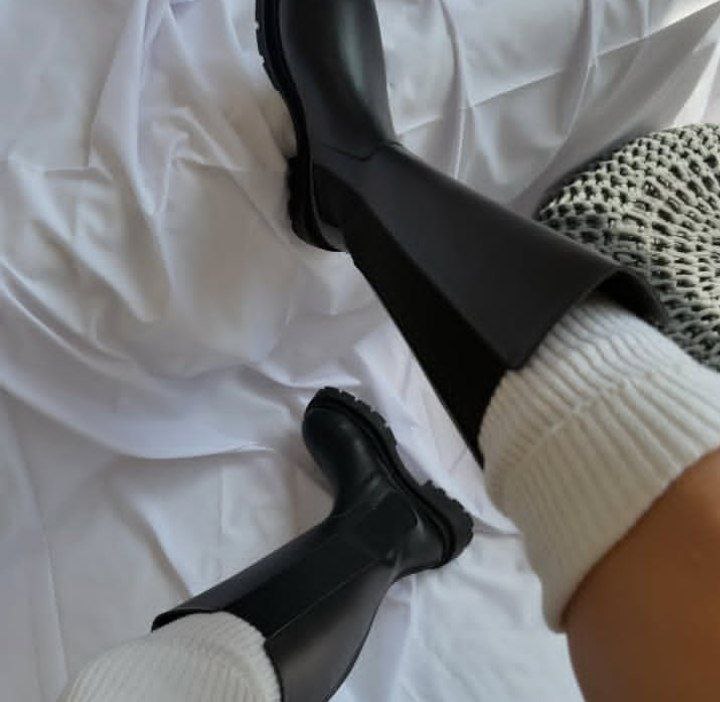 بوت بلند زیر زانو زارا لژدار دو ور کش پشت زیپ زنانه دخترانه مناسب استفاده روزمره و استایل رسمی مجلسی. رنگ مشکی کرم راحت، سبک سایز ۳۷ تا ۴۰ بوت بلند زیرزانو