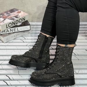 بوت بلند هزار بندی زیر زانو تا زانو پاشنه دار لژدار زنانه دخترانه مناسب استفاده روزمره و استایل رسمی مجلسی در فصل پاییز و زمستان. رنگ مشکی راحت، سبک سایز ۳۷ تا ۴۰ زیرزانو