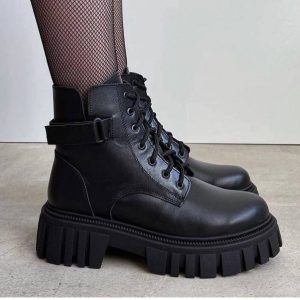 نیم بوت بندی لژدار زنانه دخترانه شیک با طراحی کلاسیک مناسب استفاده روزمره و استایل رسمی. رنگ مشکی مناسب برای پاییز و زمستان راحت، سبک و سایز ۳۷ تا ۴۰ کفش نیمبوت