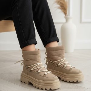 بوت کاپشنی لژدار ضد آب زنانه دخترانه شیک با طراحی خاص و جذاب مناسب استفاده روزمره و استایل جذاب در فصل پاییز و زمستان. رنگ کرم مشکی ، راحت، سبک سایز ۳۷ تا ۴۰ کفش نیم بوت