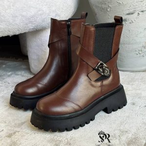 بوت چرمی بغل کشی‌‌ سگک دار لژدار ضد آب زنانه دخترانه شیک با طراحی خاص و جذاب مناسب استفاده روزمره و استایل جذاب در فصل پاییز و زمستان. رنگ قهوه‌ای مشکی عسلی ، راحت، سبک سایز ۳۷ تا ۴۰ کفش نیم بوت