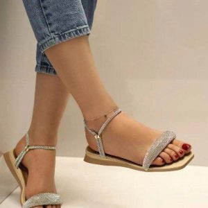 کفش صندل نگینی پاشنه کوتاه دخترانه زنانه دخترونه زنونه شیک در سه رنگ مشکی و کرم سبک، راحت و مناسب برای استایل روزمره و رسمی. انتخابی ایده‌آل برای فصول گرم! سایز بندی ۳۷ تا ۴۰