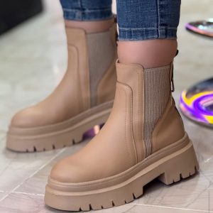 بوت چرمی بغل کشی‌‌ چلسی لژدار ضد آب زنانه دخترانه شیک با طراحی خاص و جذاب مناسب استفاده روزمره و استایل جذاب در فصل زمستان. رنگ مشکی کرم ، راحت، سبک سایز ۳۷ تا ۴۰ کفش نیم بوت