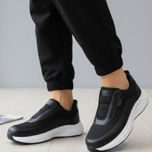 کتونی چرمی طبی لژدار زنانه دخترانه شیک اسپرت رنگ مشکی و مشکی زیره سفید مناسب برای استایل روزمره پیاده روی مدارس مدرسه دانشگاه، با طراحی مدرن و کیفیت بالا. راحت، سبک. سایز ۳۷ تا ۴۰