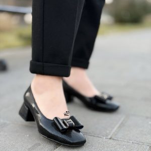 کفش مجلسی پاپیونی‌ ورنی پاشنه دار پاشنه ۴ سانت طرح miu miu میومیو زنانه دخترانه شیک برای مهمانی‌ها و مجالس رسمی. با کیفیت بالا، سایز ۳۷ تا ۴۰ رنگ مشکی کرم