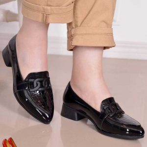 کفش کالج رویه ورنی و چرمی زنانه دخترانه نرم و راحت پاشنه کوتاه طراحی شیک مناسب برای استفاده روزمره و محیط کار سایز ۳۷ تا ۴۰ رنگ مشکی